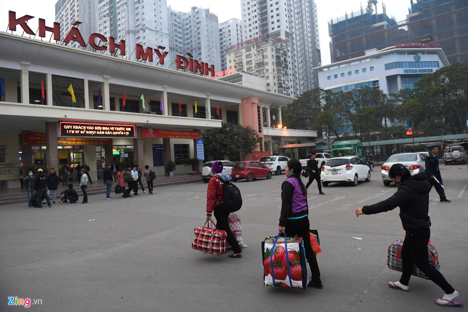 Lỉnh kỉnh tivi, cành đào về quê ăn Tết sau ngày làm việc cuối cùng